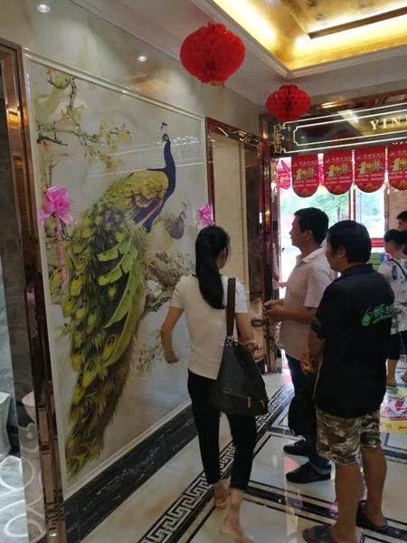 在專業的導購員講解下業主們紛紛挑選心儀的產品