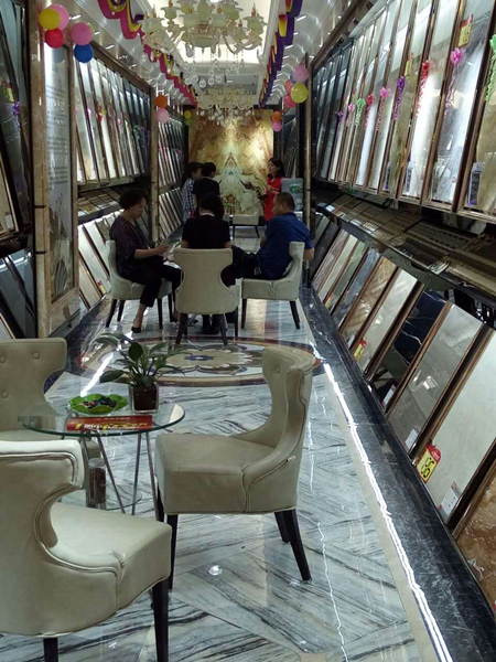 業主們在銷售人員的引導下挑選心儀的產品