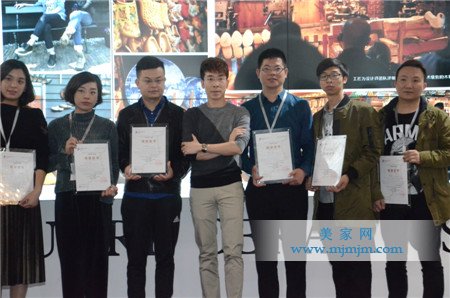 羅浮宮陶瓷CEO楊宏波為設(shè)計師頒發(fā)《結(jié)業(yè)證書》