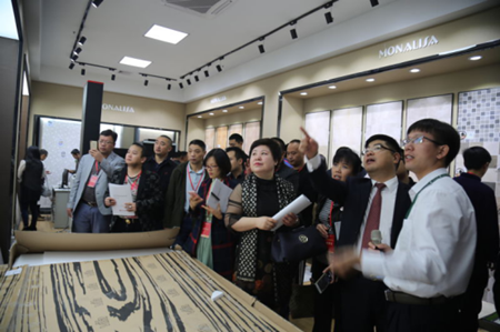 QD經(jīng)銷(xiāo)商在展廳內(nèi)品賞中國(guó)風(fēng)新產(chǎn)品