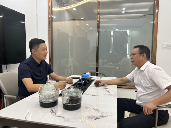 ▲廣東德力陶瓷柳金波（左）與王建會長